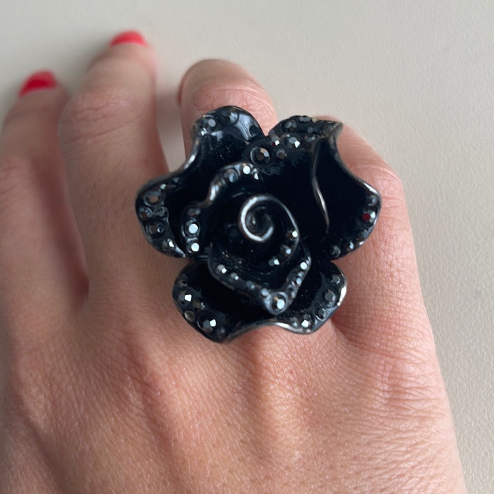 Black metal flower ring and black rhinestones